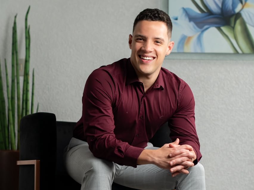 Enzo Mariotto durante atendimento nutricional em seu consultório